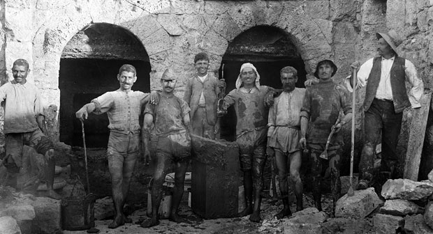 “Mudmen” pose in front of Chambers I and II at Peirene, on or about July 6, 1909