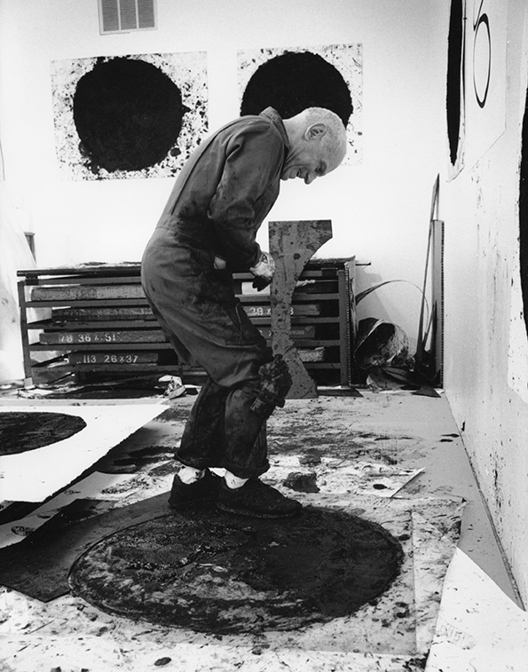 Richard Serra during the proofing session of his series, 'Rounds', in the Gemini artist studio, 1998. Photograph © 1998 Sidney B. Felsen