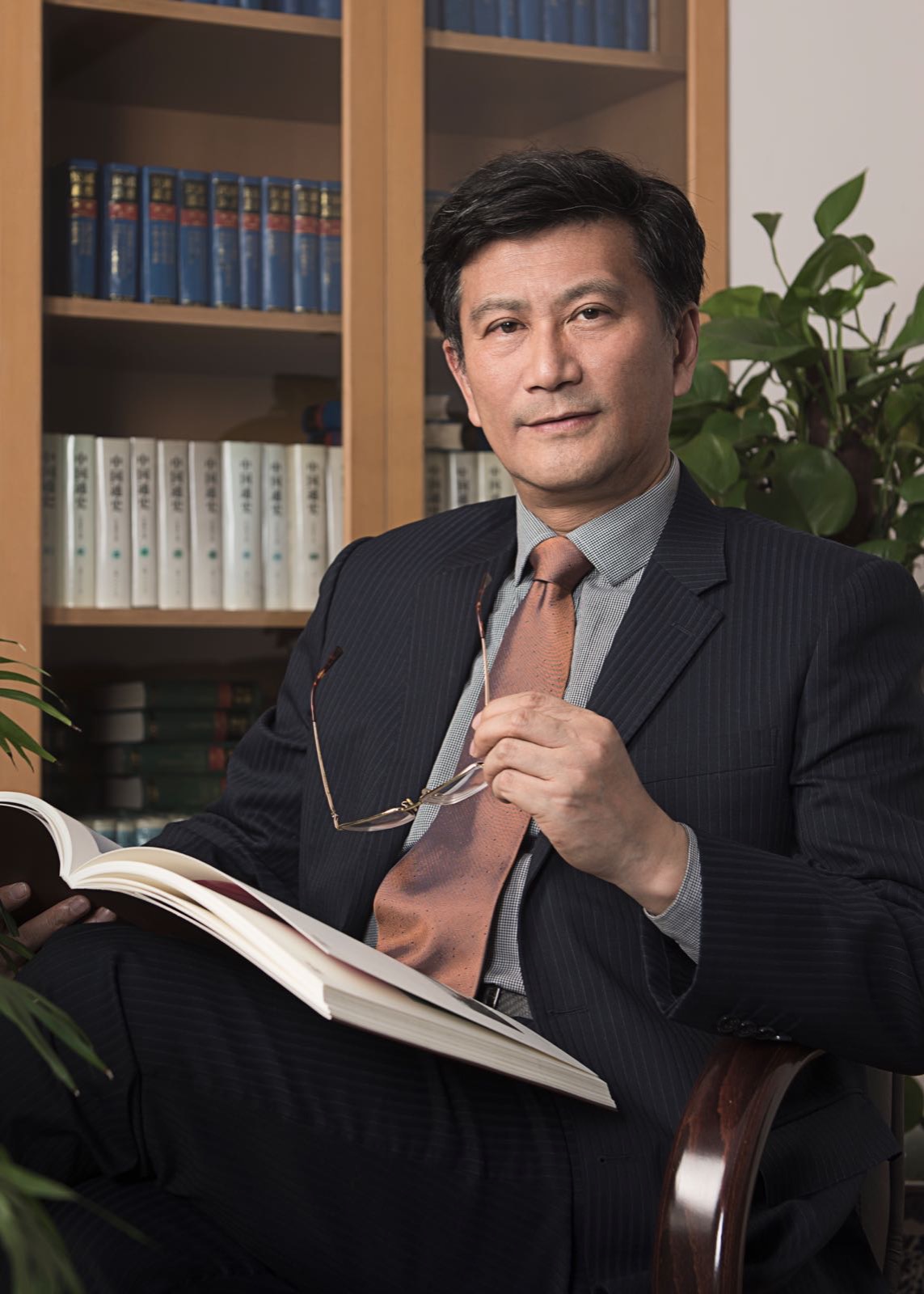Dr. Yang Zhigang is director of the Shanghai Museum Dr. Yang Zhigang is director of the Shanghai Museum