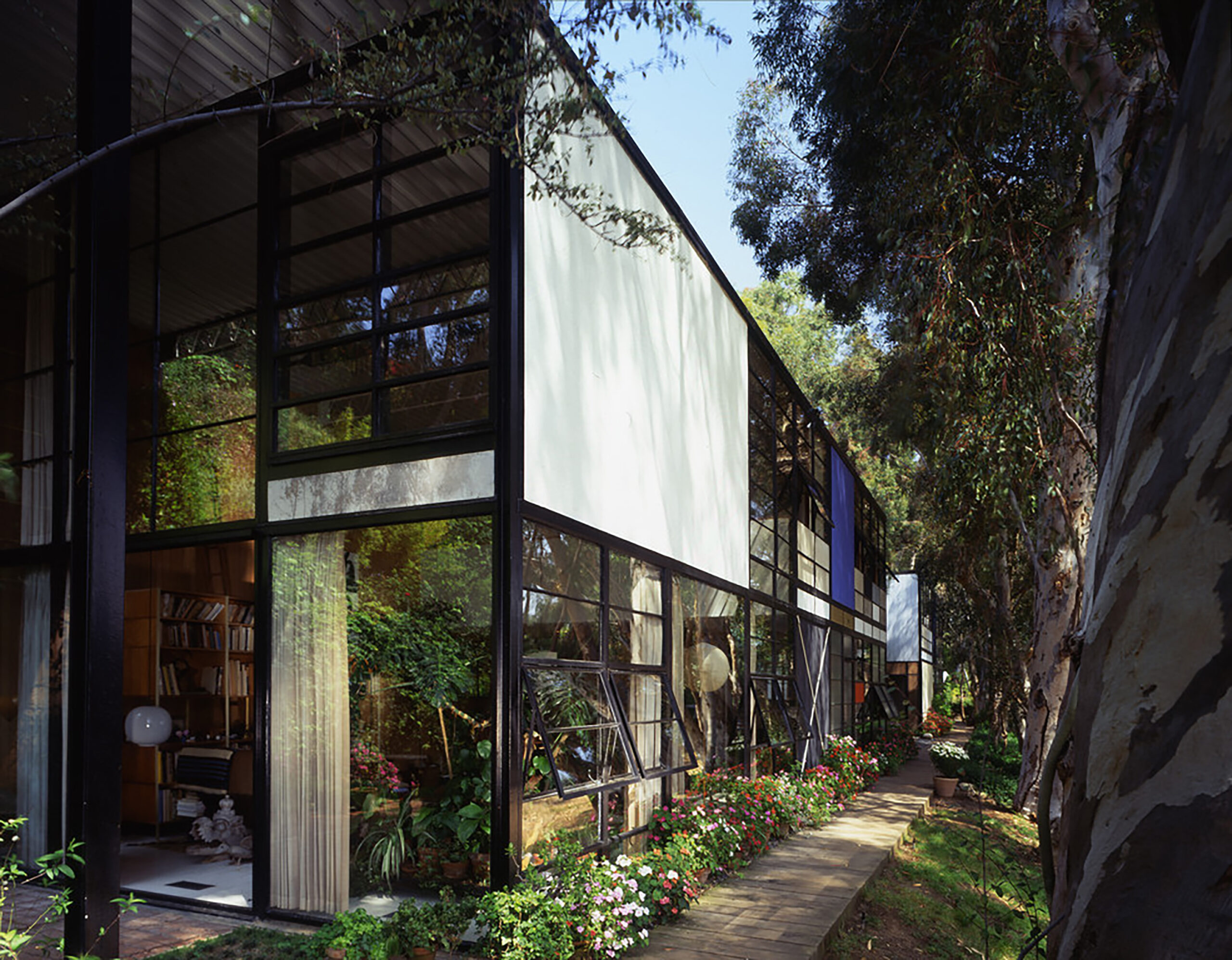 Eames House, Los Angeles, CA. Photo: Timothy Street-Porter © 2014 Eames Office, LLC (eamesoffice.com) Eames House, Los Angeles, CA. Photo: Timothy Street-Porter © 2014 Eames Office, LLC (eamesoffice.com)