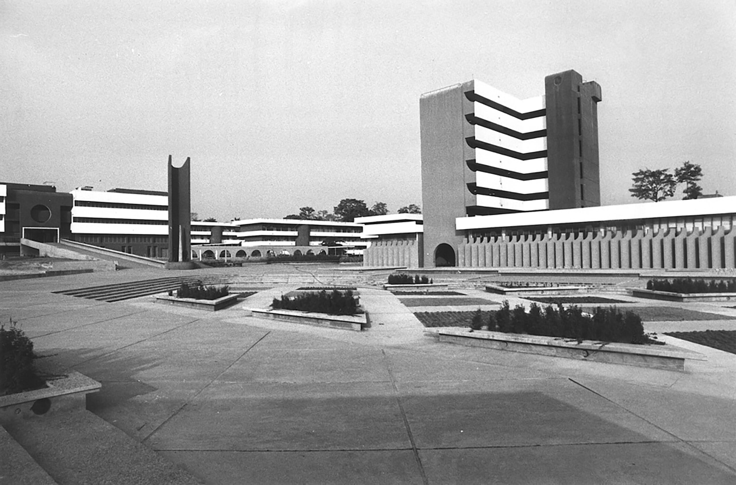 Obafemi Awolowo University, University of Ife, Arieh Sharon, 1960–80, Ile-Ife, Nigeria. Piazza with Library and Secretariat; Faculty of Humanities in the background. Photo: Arieh Sharon Digital Archive – ariehsharon.org / The Yael Aloni Collection Obafemi Awolowo University, University of Ife, Arieh Sharon, 1960–80, Ile-Ife, Nigeria. Piazza with Library and Secretariat; Faculty of Humanities in the background. Photo: Arieh Sharon Digital Archive – ariehsharon.org / The Yael Aloni Collection